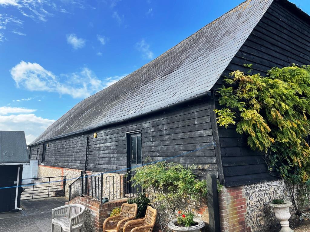 A barn at Pinglestone Farm